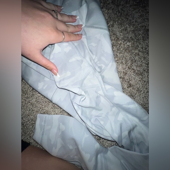 size 8 white camo lululemon leggings - Picture 5 of 5